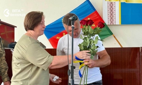 У Чечельнику вручили відзнаку «За поранення» ветерану Євгену Олійнику У Чечельнику вручили відзнаку «За поранення» ветерану Євгену Олійнику