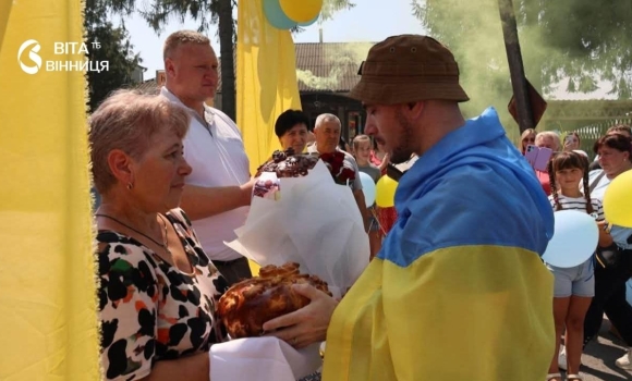 У Чернівецькій громаді зустріли земляка, який два роки провів у полоні У Чернівецькій громаді зустріли земляка, який два роки провів у полоні
