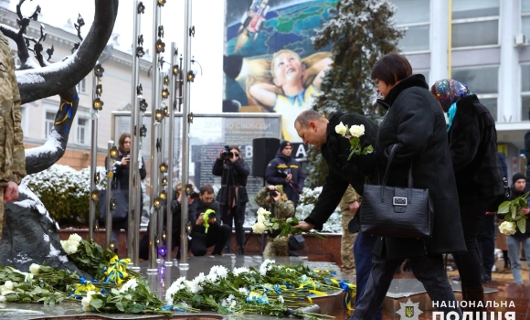 У День Гідності та Свободи в Вінниці вшанували пам'ять загиблих воїнів