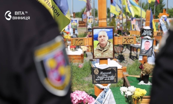 У день народження бійця «Лють» Олега Некрасова вінницькі поліцейські вшанували його пам'ять У день народження бійця «Лють» Олега Некрасова вінницькі поліцейські вшанували його пам'ять