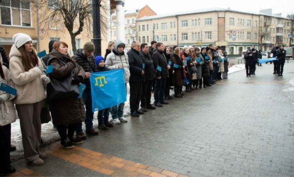 У День спротиву окупації Криму у Вінниці підняли кримськотатарський прапор У День спротиву окупації Криму у Вінниці підняли кримськотатарський прапор