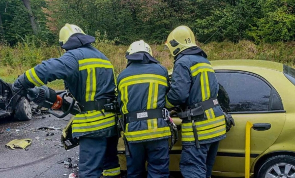 У ДТП на Вінниччині загинув водій, іншого рятувальникам довелось деблокувати з авто