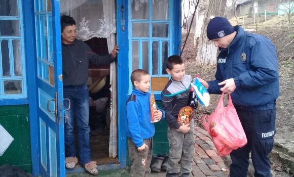 У Гайсинському районі поліцейські відвідали братиків, які втекли до бабусі