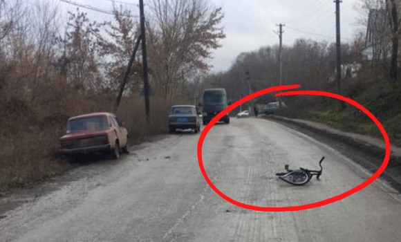 У Гайсинському районі водій автомобіля "ВАЗ" зіткнувся з велосипедистом