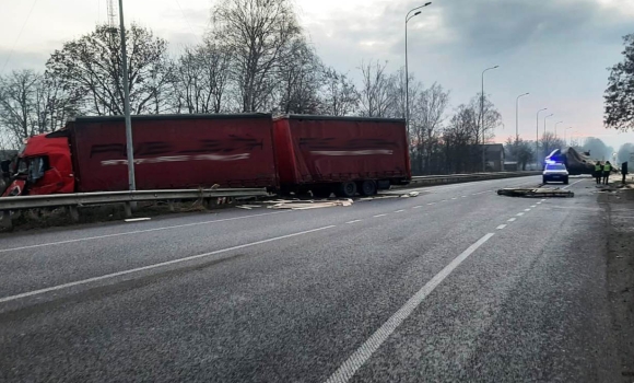 У Гайсинському районі зіткнулись дві вантажівки - один із водіїв у лікарні