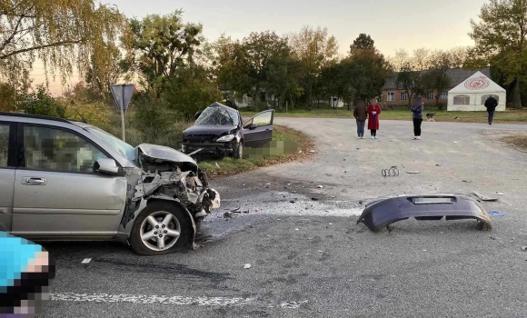 У Гайсинському районі зіткнулись Nissan та Peugeot - один із водіїв загинув