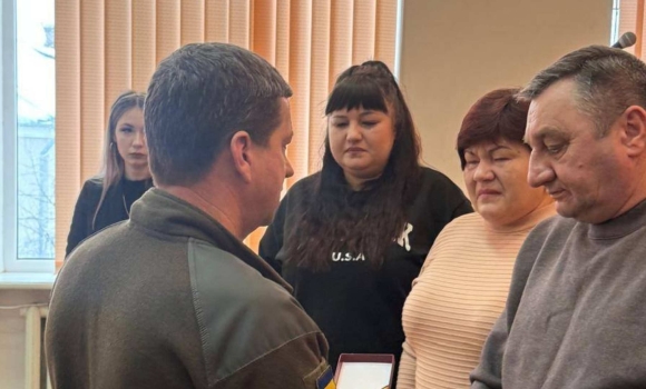 У Гайсині батьки загиблого Героя отримали його посмертну нагороду