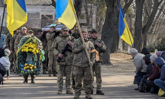 У Гайсині поховали сержанта, який помер після важких минулорічних поранень