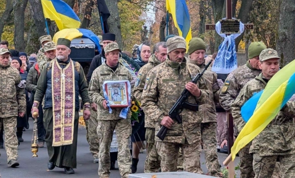 У Гайсині поховали солдата гранатометного відділення Олександра Козаченка У Гайсині поховали солдата гранатометного відділення Олександра Козаченка