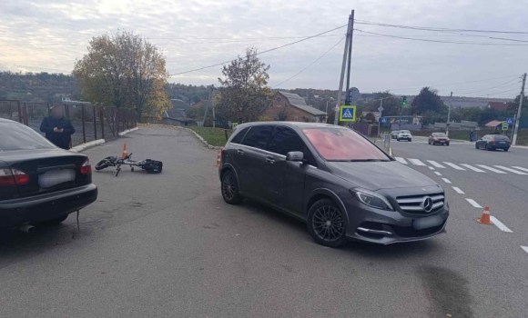 У Гайсині водій електровелосипеда потрапив під колеса легкового авто