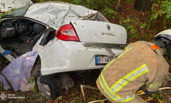 У Гайсинському районі двох людей затиснуло в автомобілі внаслідок ДТП