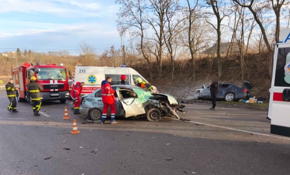 У Гайсинському районі сталась потрійна ДТП — одне з авто спалахнуло