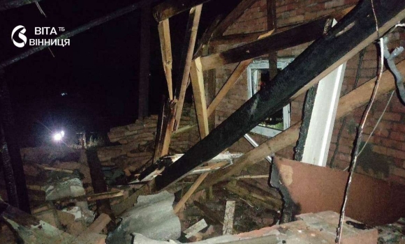 У громаді на Вінниччині через атаку окупантів загорілася господарча будівля