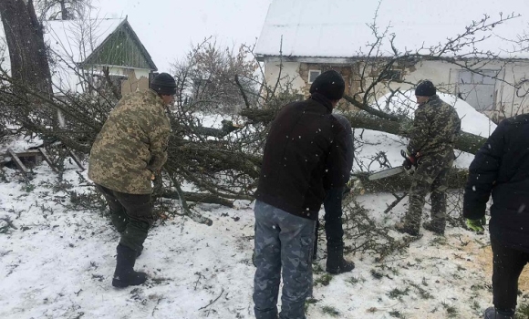 У Калинівській громаді допомогли навести лад на подвір'ї сім'ї захисника