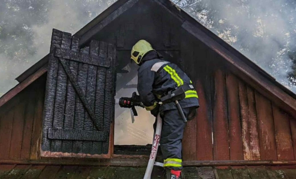 У Калинівській громаді полум'я охопило дві господарські споруди