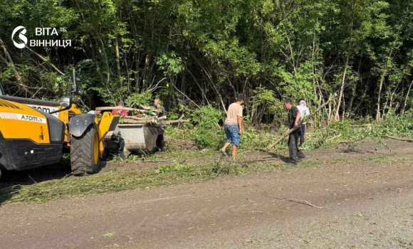 У Калинівській громаді розчистили узбіччя та заготовили дрова для медзакладу У Калинівській громаді розчистили узбіччя та заготовили дрова для медзакладу