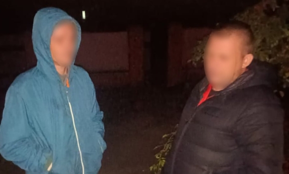 У Калинівці двоє чоловіків незаконно проникли до приватного будинку