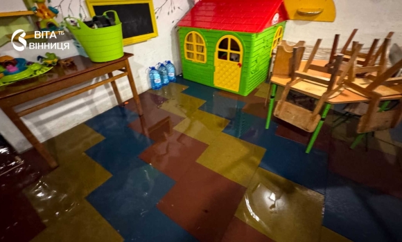 У Калинівці рятувальники відкачували воду з дитсадка та приватного домоволодіння