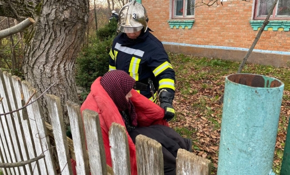 У Хижинцях врятували пенсіонерку з будинку, де сталася пожежа