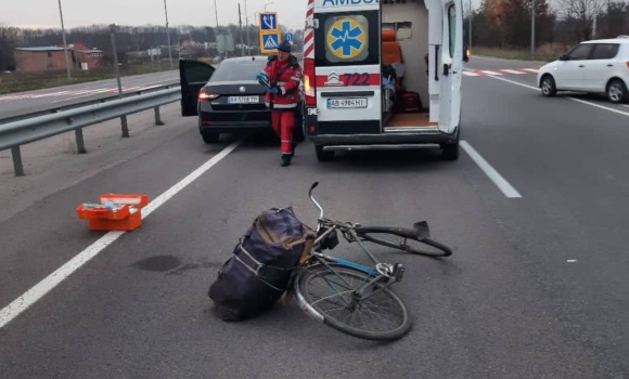 У Хмільницькому районі 81-річний велосипедист потрапив під колеса Skoda