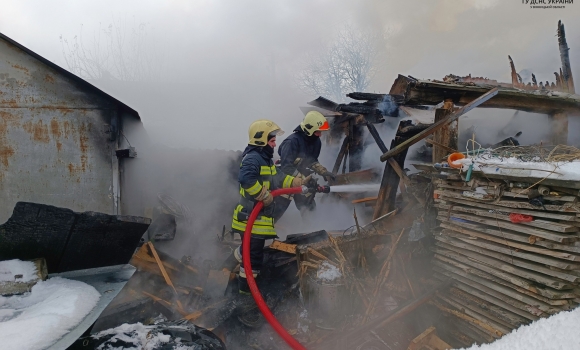 У Хмільницькому районі через необережне поводження з вогнем загорілась будівля