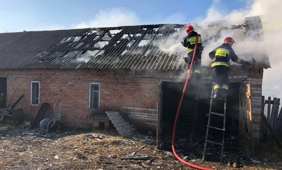 У Хмільницькому районі через замикання загорілася господарча будівля