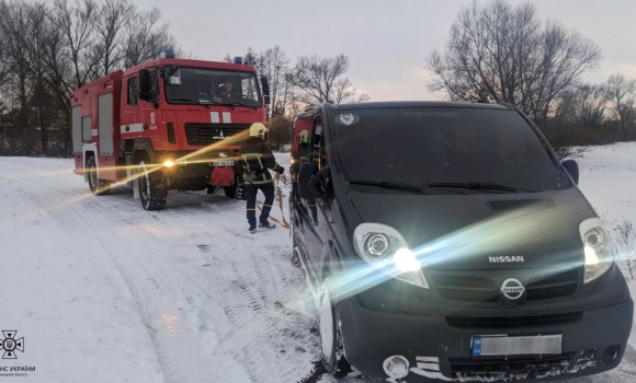 У Хмільницькому районі Nissan застряг на узбіччі в сніговому заметі