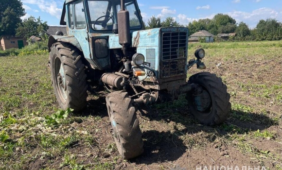 У Хмільницькому районі тракторист наїхав на жінку, яка збирала картоплю