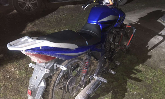 У Хмільнику 18-річний мотоцикліст збив на узбіччі 60-річну жінку