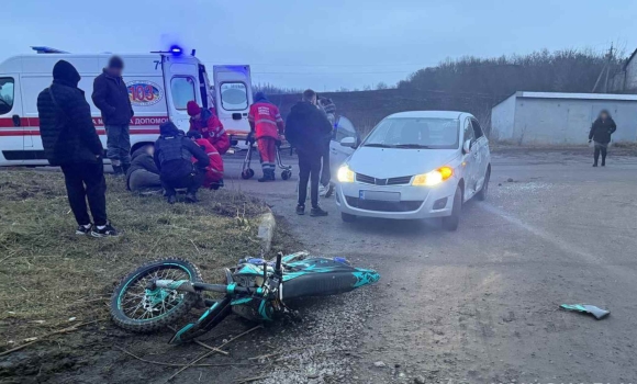 У Хмільнику 21-річний водій мотоцикла влетів у попутне авто