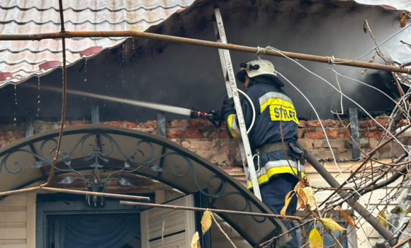 У Хмільнику горів дах приватного житлового будинку