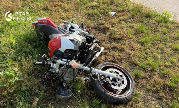 У Хмільнику п'яний мотоцикліст врізався в паркан 16-річна пасажирка госпіталізована У Хмільнику п'яний мотоцикліст врізався в паркан 16-річна пасажирка госпіталізована
