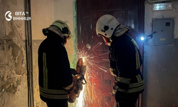 У Хмільнику рятувальники розблокували квартиру, щоб урятувати жінку У Хмільнику рятувальники розблокували квартиру, щоб урятувати жінку