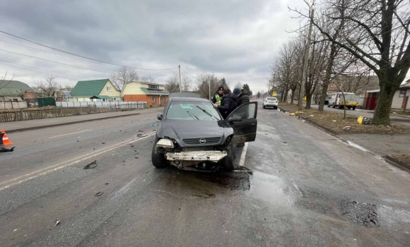 У Хмільнику водій легковика Opel Astra протаранив Mazda