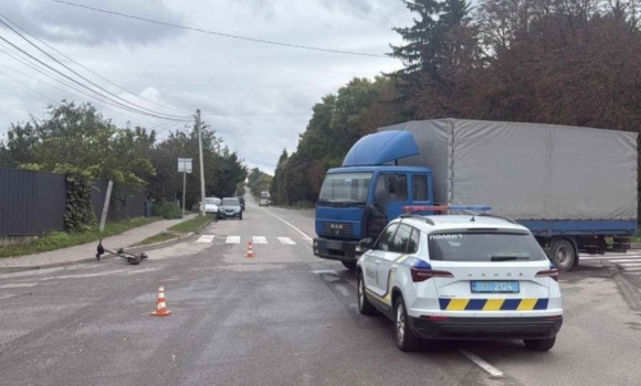 У Хмільнику водій вантажівки збив на перехресті 70-річного самокатника