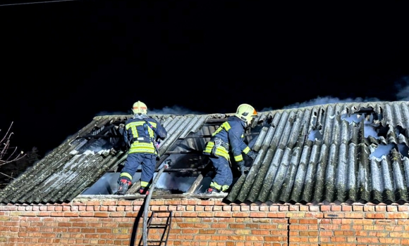 У Хмільницькому районі горів легковик та дах господарської споруди У Хмільницькому районі горів легковик та дах господарської споруди
