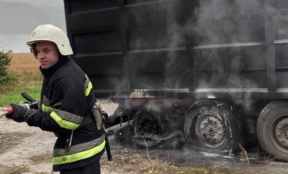 У Хмільницькому районі загорівся напівпричіп вантажівки