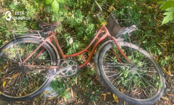 У Козятині в струмку під містком знайшли тіло чоловіка з татуюванням «С» на зап'ясті У Козятині в струмку під містком знайшли тіло чоловіка з татуюванням «С» на зап'ясті