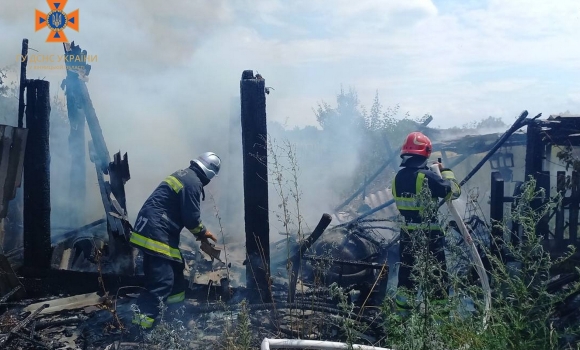 У Крижопільській громаді загорілась трава й підпалила господарчу будівлю