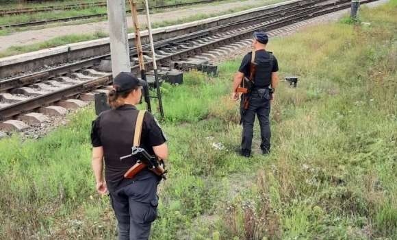 У Крижополі поліцейські врятували жінку, яка хотіла кинутись під потяг