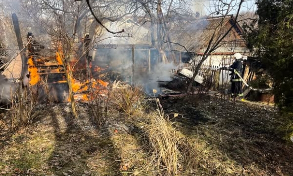 У Крижополі рятувальників викликали на пожежу господарчої будівлі