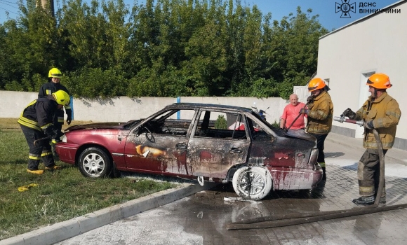 У Кирнасівці на автозаправці згорів автомобіль — три людини отримали опіки