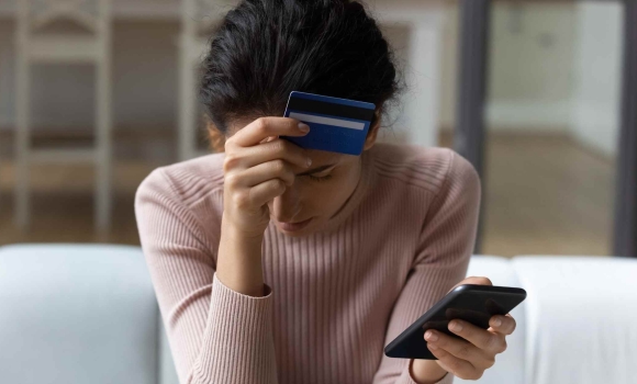 У Ладижині чоловік переказав собі з чужого рахунку 20 тис. грн