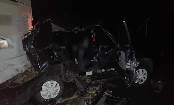 У Ладижині п'яний водій легкового авто протаранив автобус У Ладижині п'яний водій легкового авто протаранив автобус