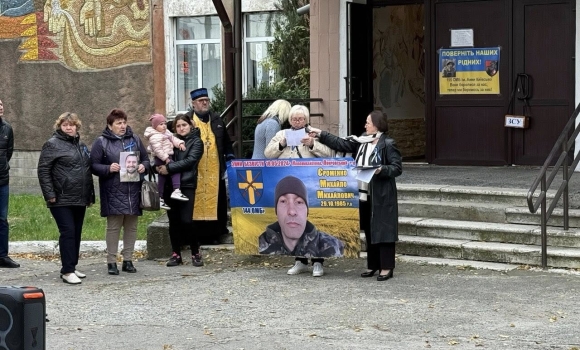 У Ладижині презентували виставку, присвячену акціям на підтримку полонених та безвісти зниклих