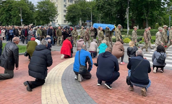 У Ладижині прощались зі старшим сержантом Збройних Сил України