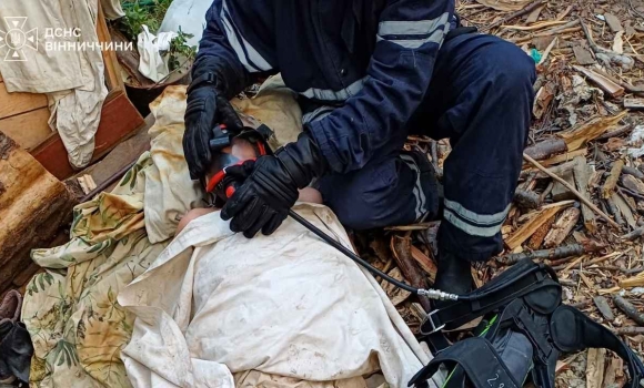 У Ладижині рятувальники врятували 80-річну жінку з палаючого будинку