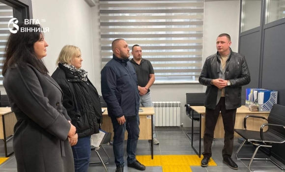 Безбар'єрний адмінсервіс «Ветеран» у Ладижині з тактильною розміткою та пандусом біля входу Безбар'єрний адмінсервіс «Ветеран» у Ладижині з тактильною розміткою та пандусом біля входу