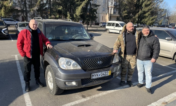 У Ладижині волонтери відремонтували та передали на фронт ще одне авто