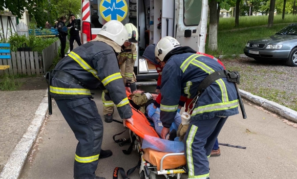У Ладижині жінка випала з вікна третього поверху